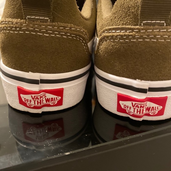 Vans - Picture 2 of 9